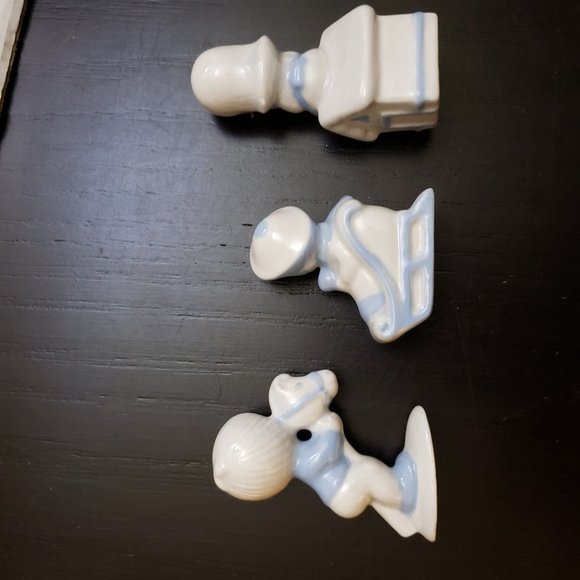 Porcelain child figures winter themed - Picture 8 of 12